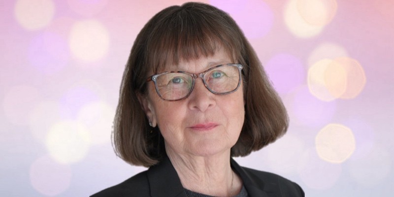Bild på Eva Durhan mot färgglad bakgrund.  Originalfoto: Bengt Ericsson  