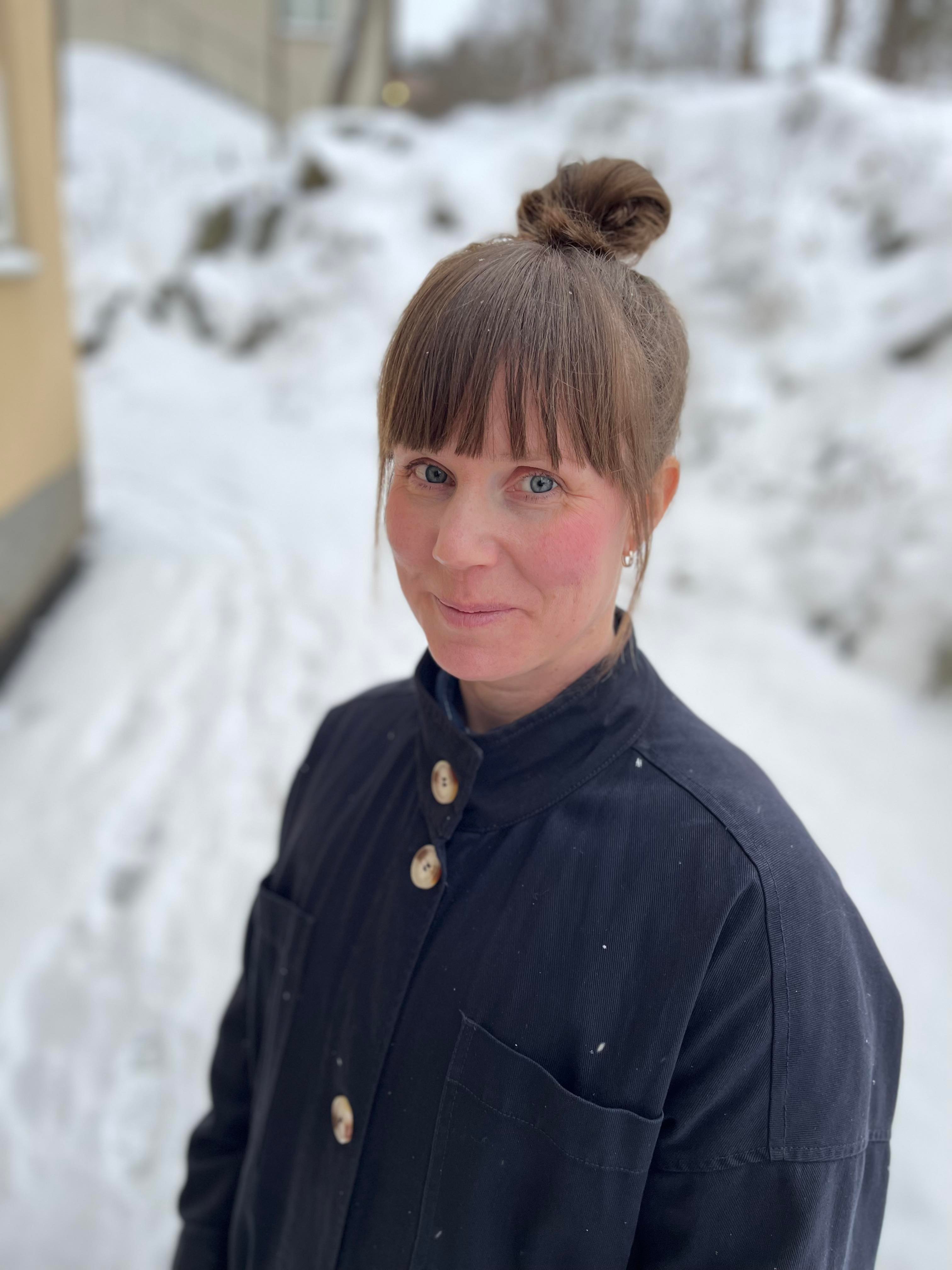 Hanna Schubert står utomhus med snö i bakgrunden.