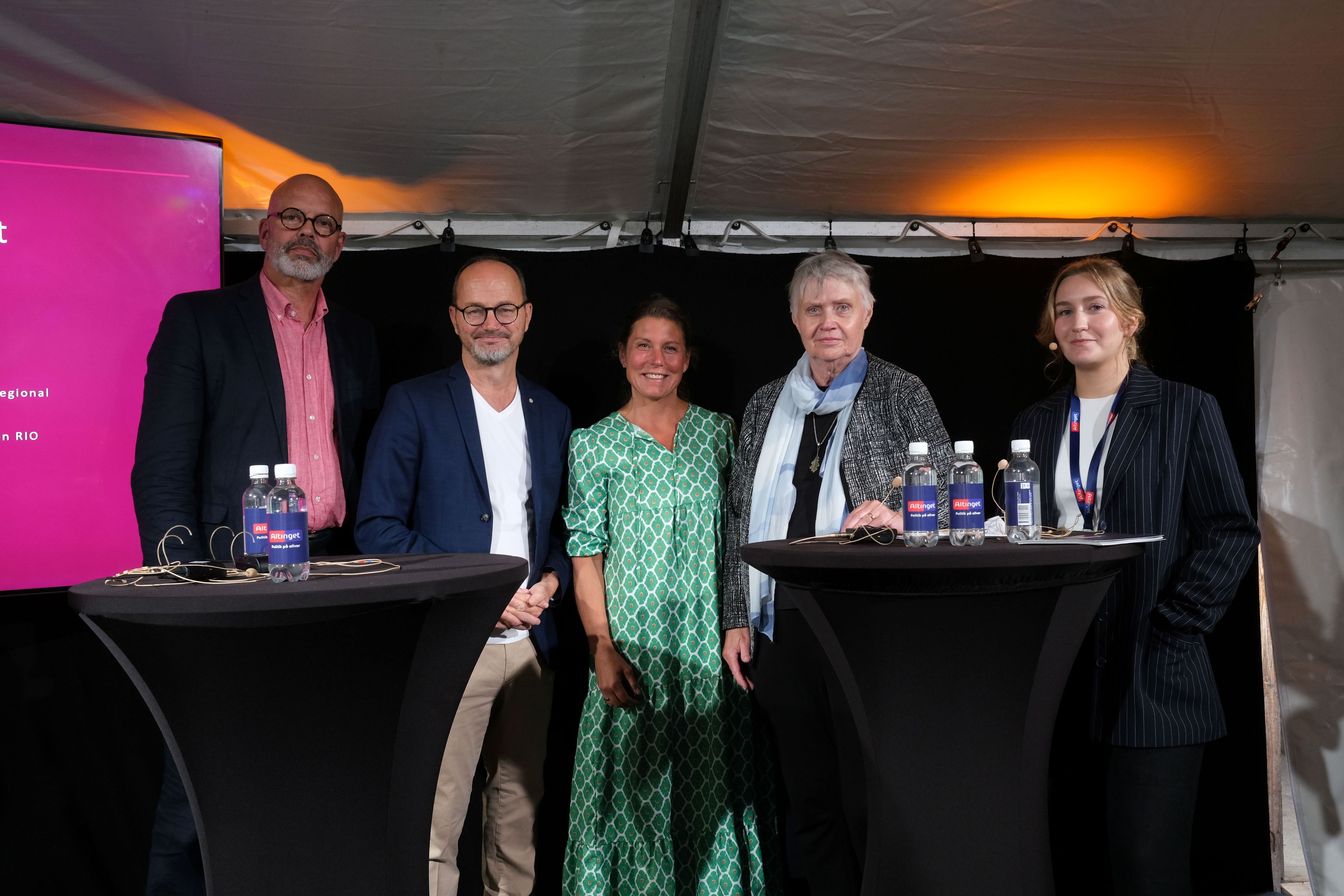 Gruppbild på paneldeltagare på scenen under Folkbildningsrådets seminarium på Almedalsveckan 2025. 