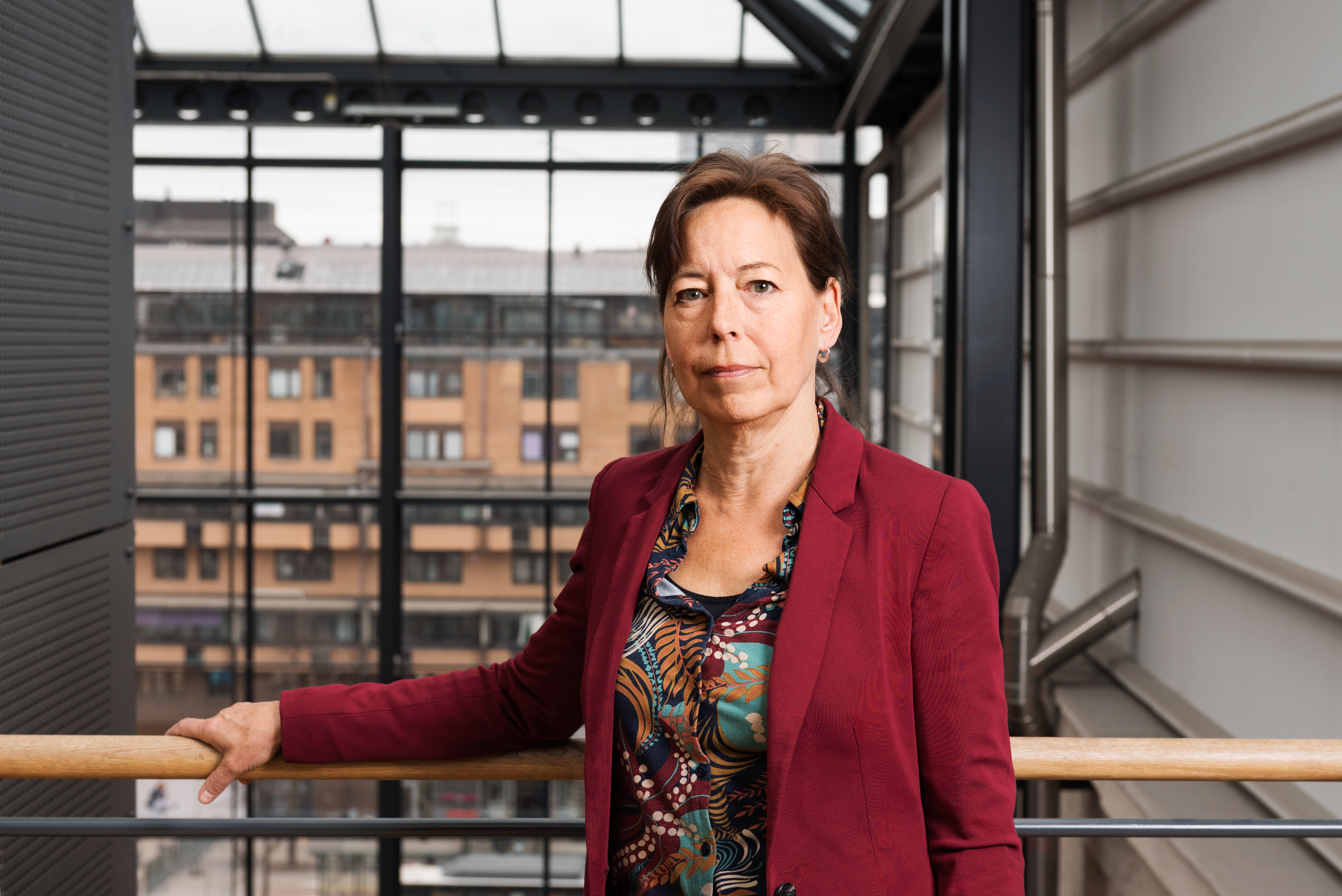 Anna-Karin Lindblom står framför ett fönster. Hon tittar in i kameran och ser allvarlig ut.