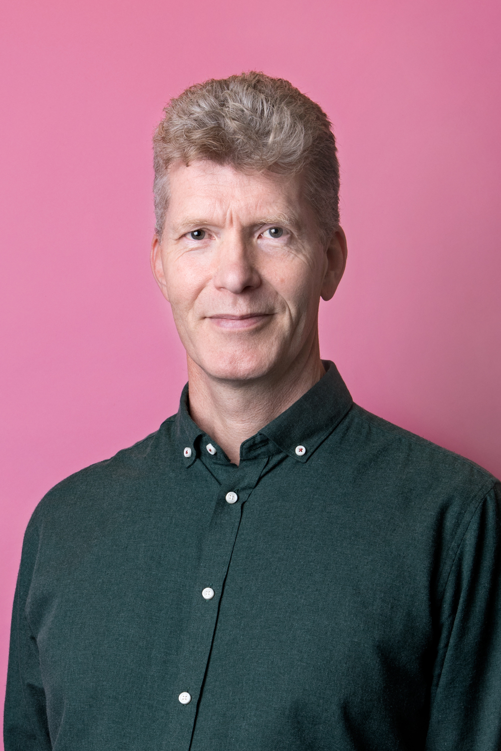 Porträttbild Jan Jonsson. Jan har kort, ljust hår. Han bär en mörkgrön skjorta.