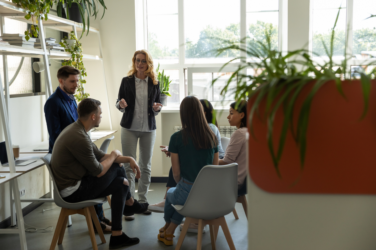En grupp personer som diskuterar på ett kontor