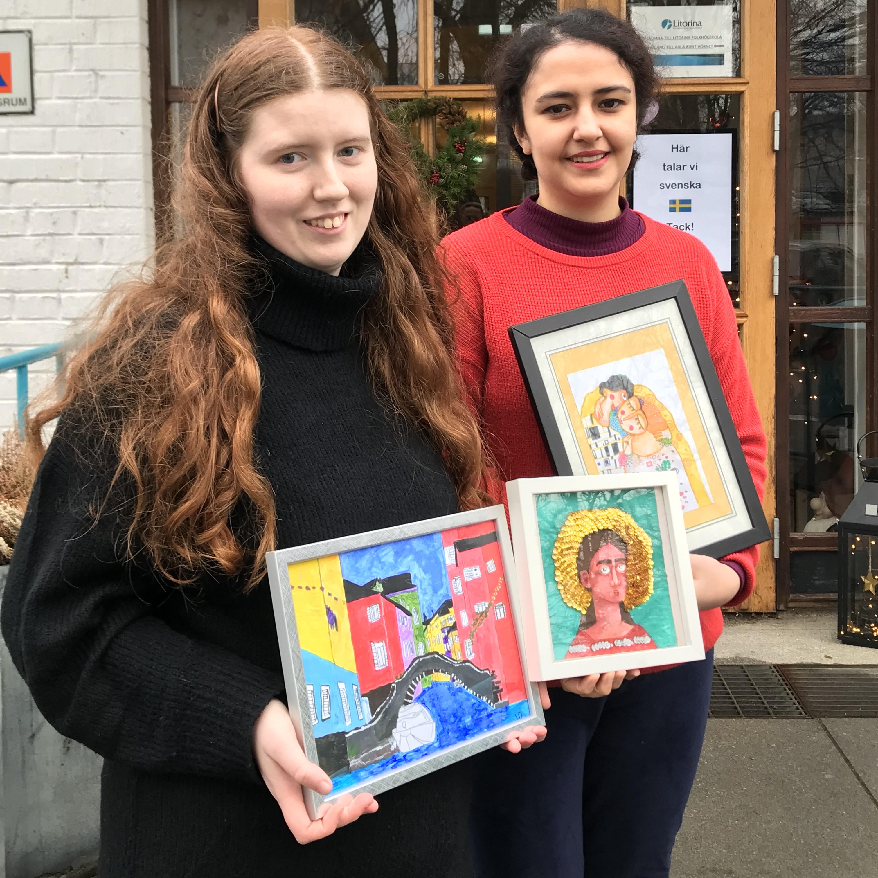 Folkhögskoledeltagarna Johanna och Sam står framför Litorina folkhögskola, i händerna håller de några av sina egna konstverk.