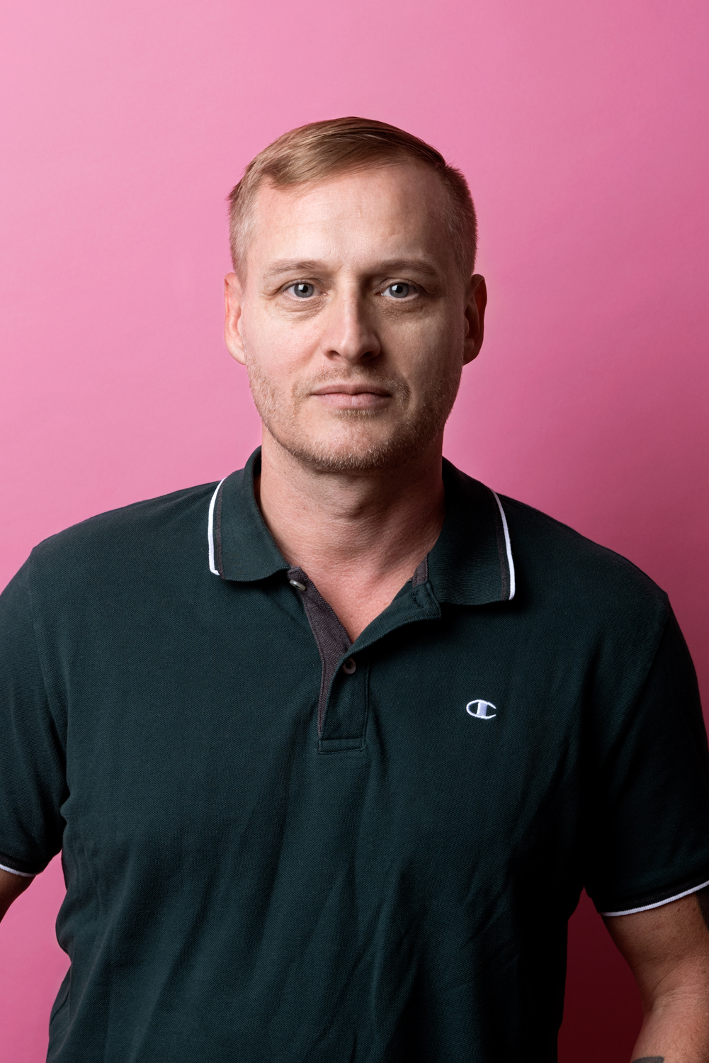 Porträttfoto av Tom Thorssell. Tom har ljust kortklippt hår och en mörkblå pikétröja.