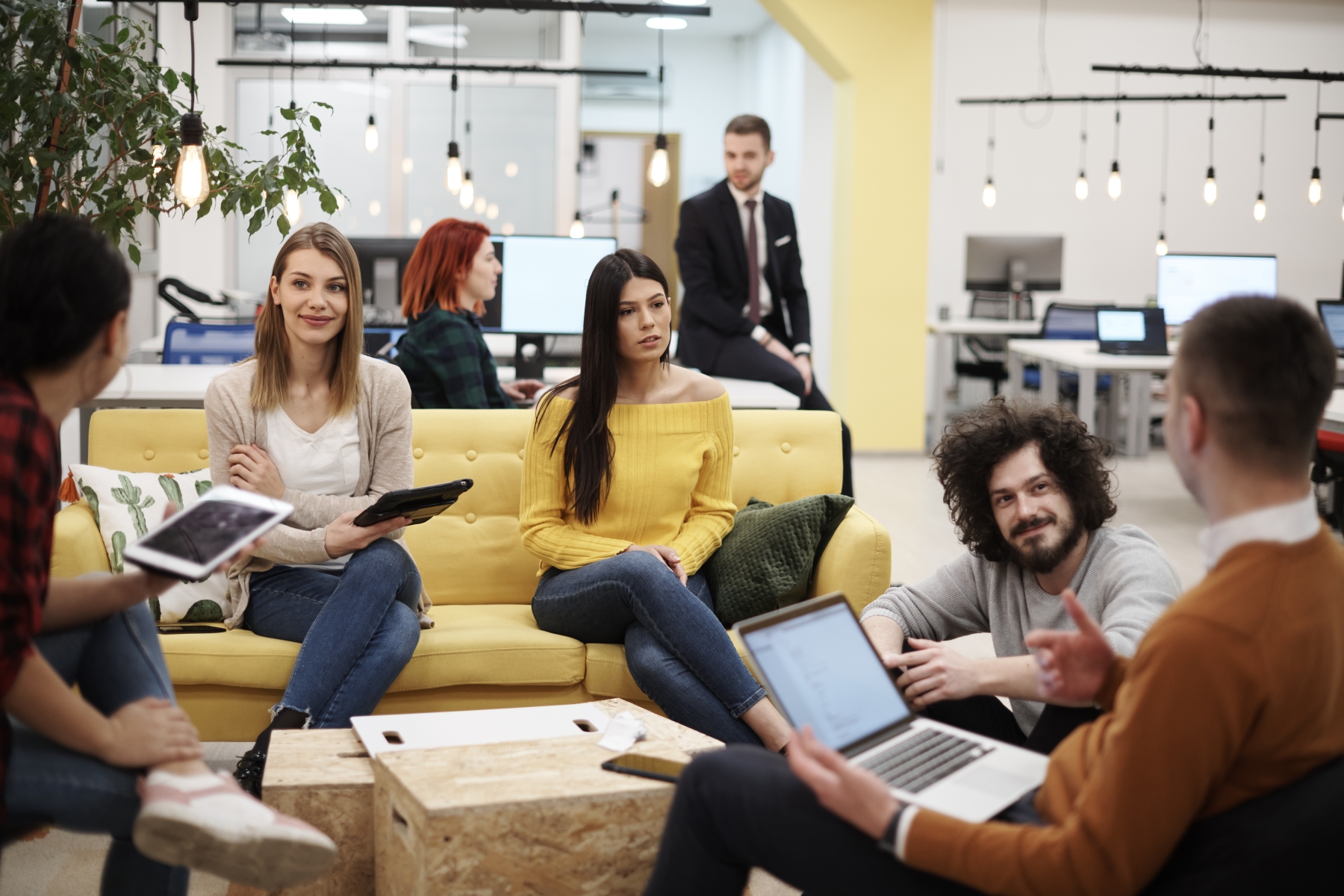 Grupp människor som diskuterar på en workshop