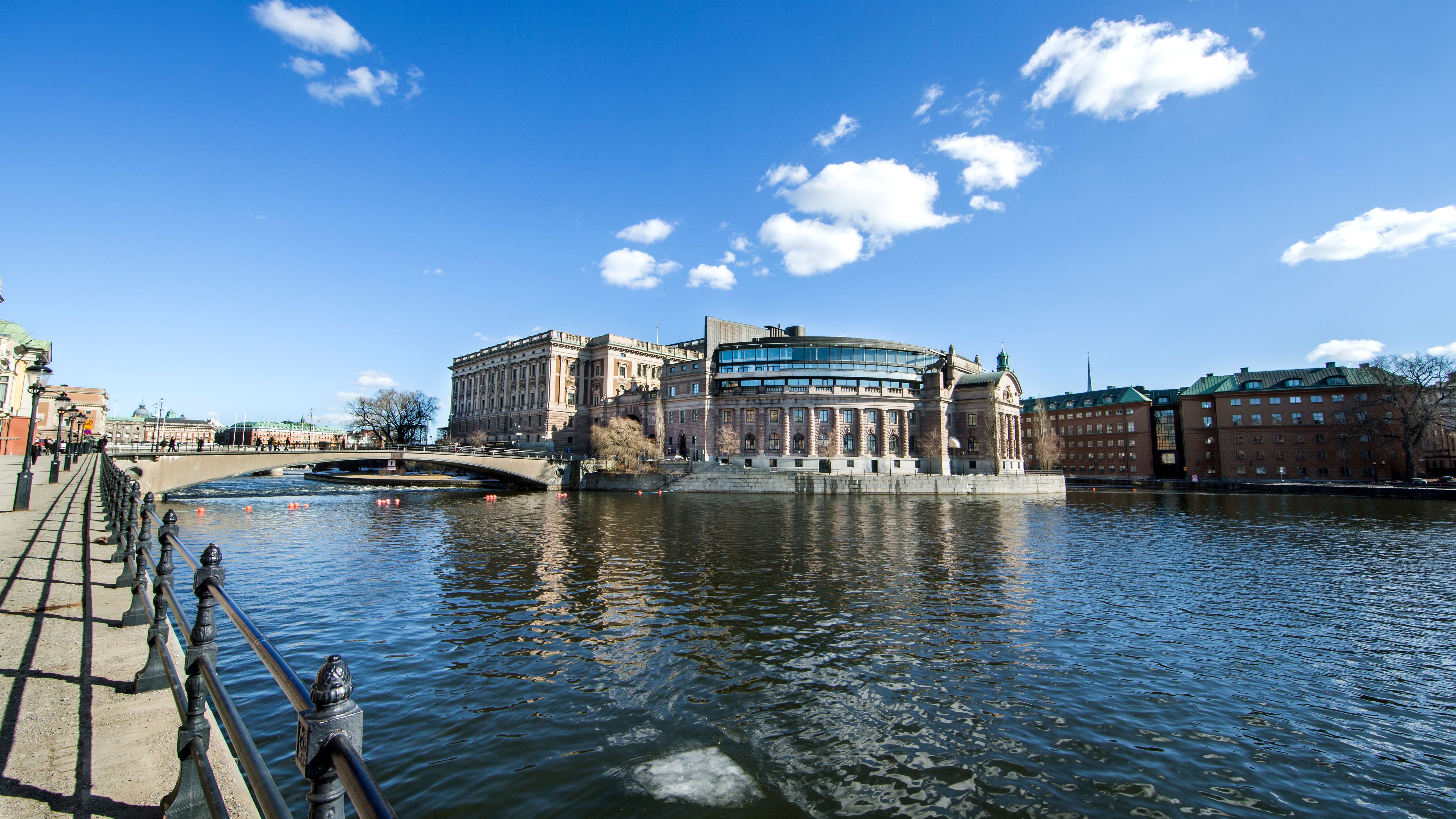Vy över riksdagshuset och Strömmen. Blå himmel och vinterljus.