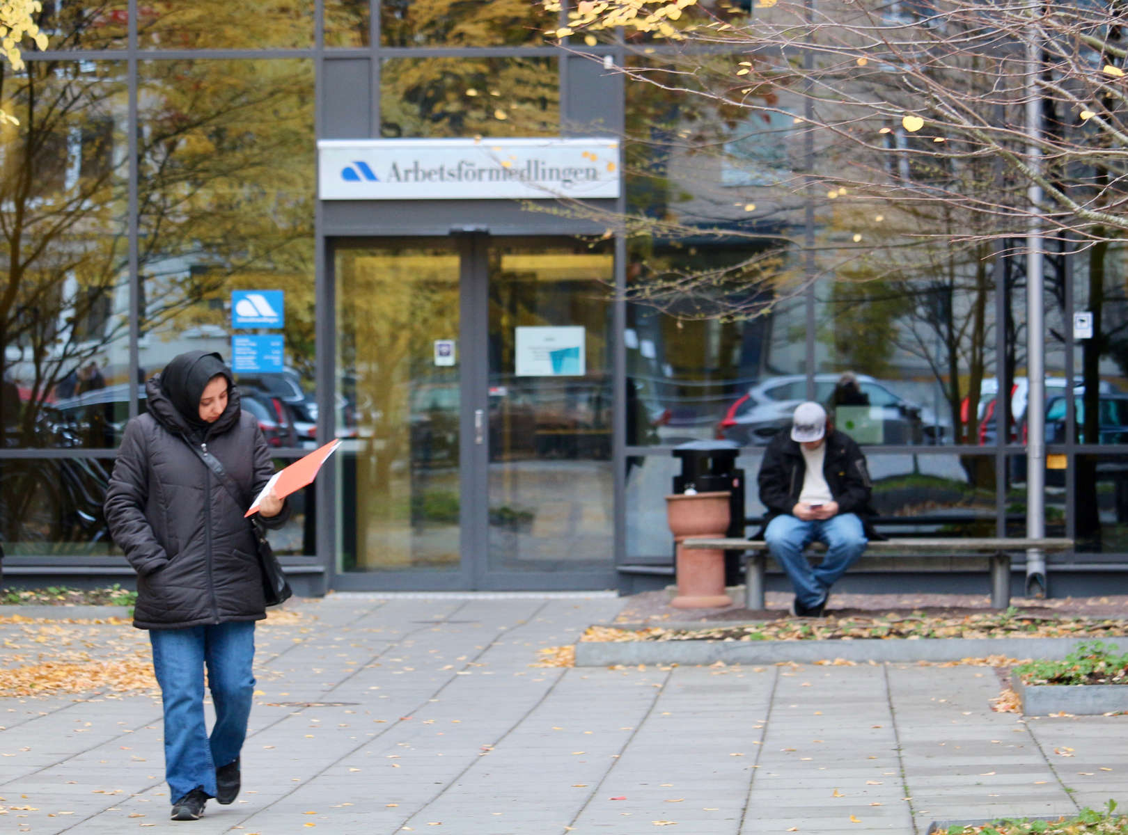 Två personer på en öppen plats utanför ett av Arbetsförmedlingens kontor. Foto: Mostphotos