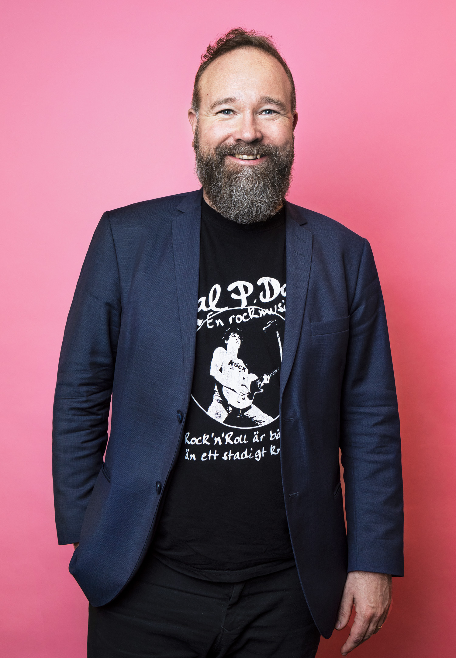 Porträttbild Johan Söderman. Johan har mörk kavaj och ler stort mot kameran.
