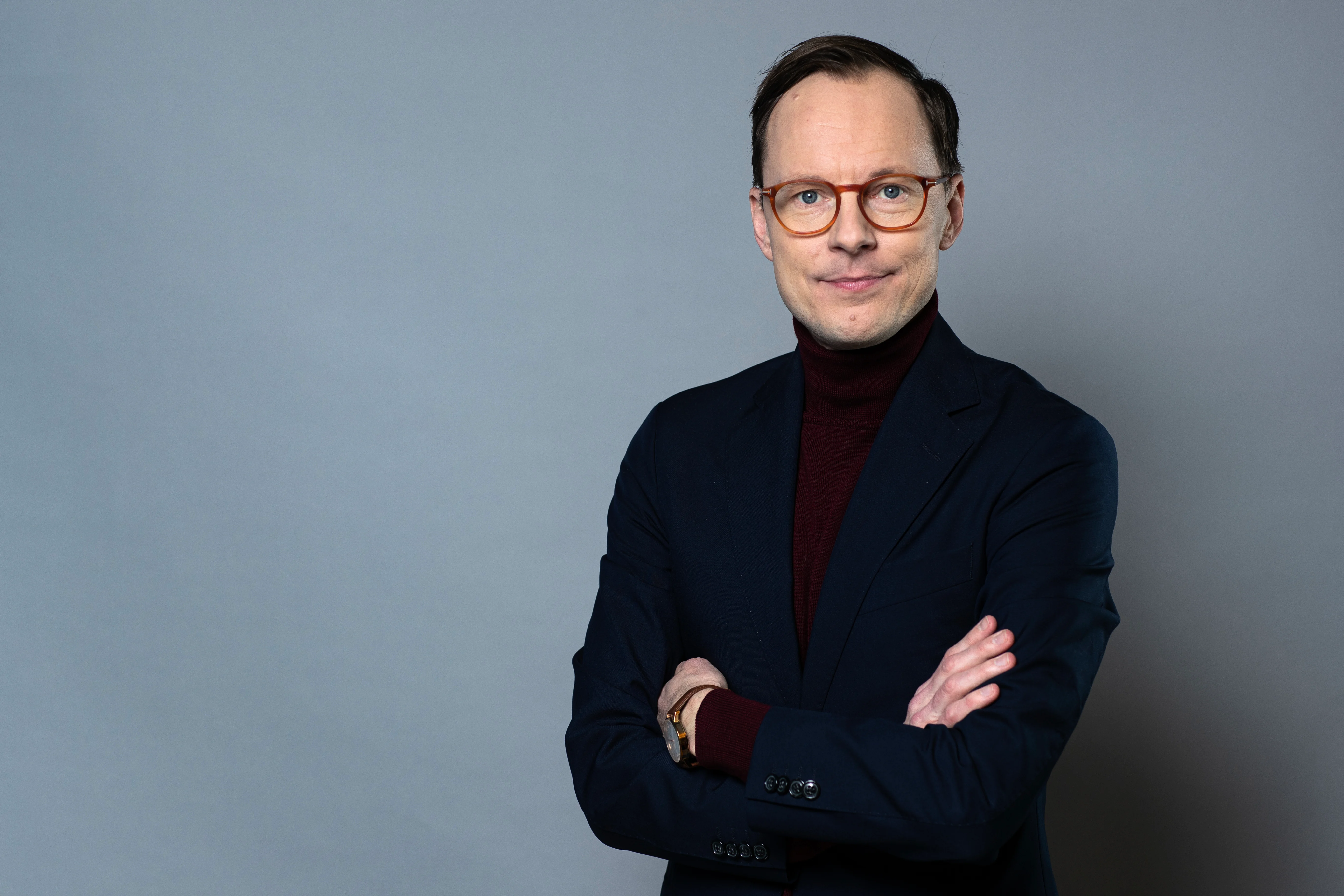 Porträttbild på utbildningsminister Mats Persson. Han har en polokrage och kavaj på sig och ser allvarlig ut.