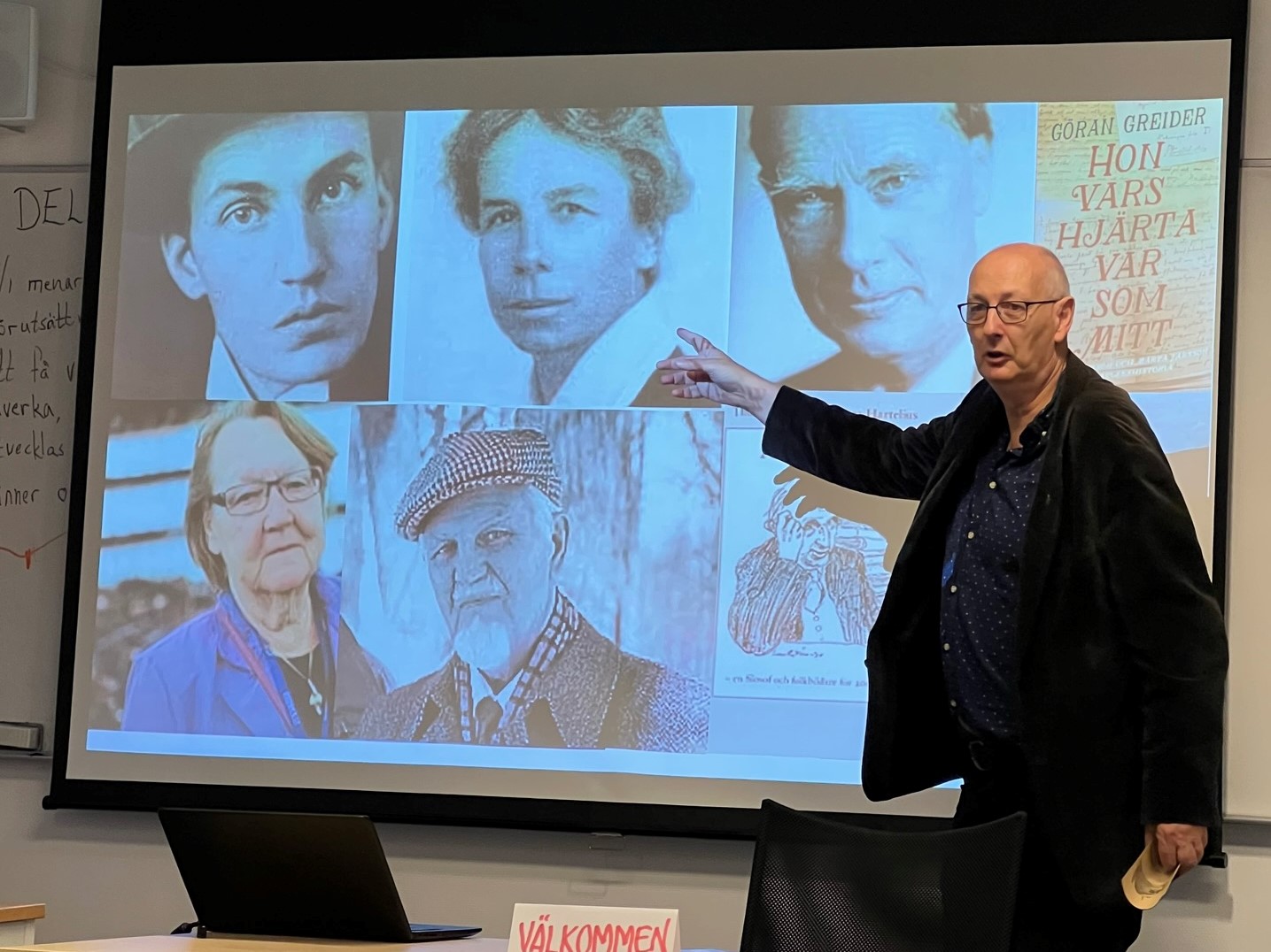 Jörgen Hammarin förevisar en power point på en lektion.