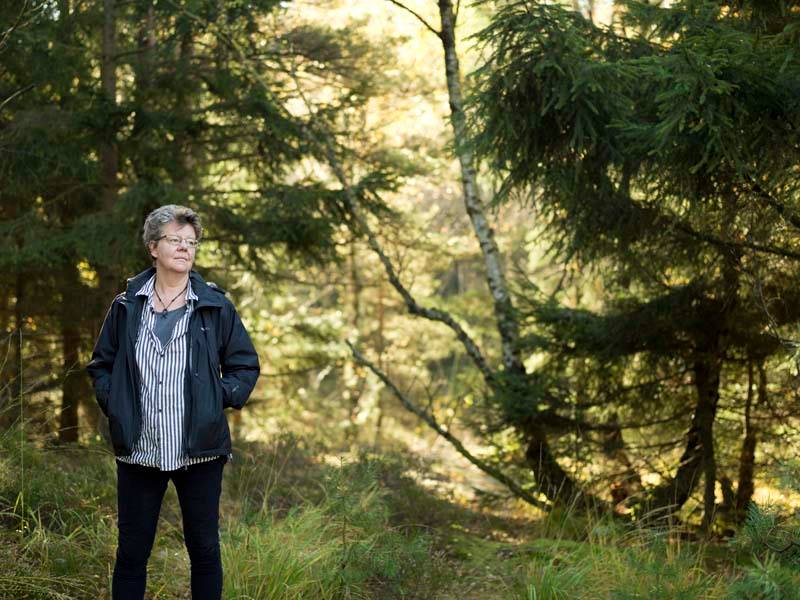 Christina Kjellsson som står i skogen.